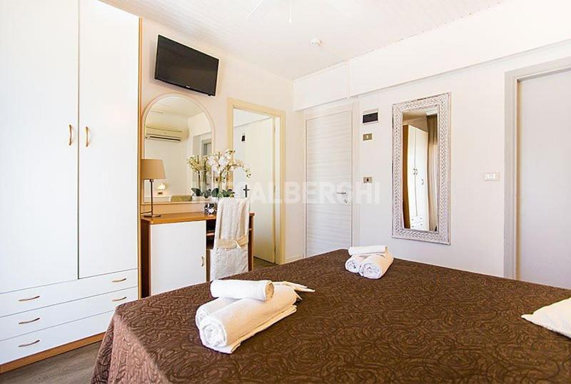 Hotel Ermeti B&B Brunch Риччоне Экстерьер фото