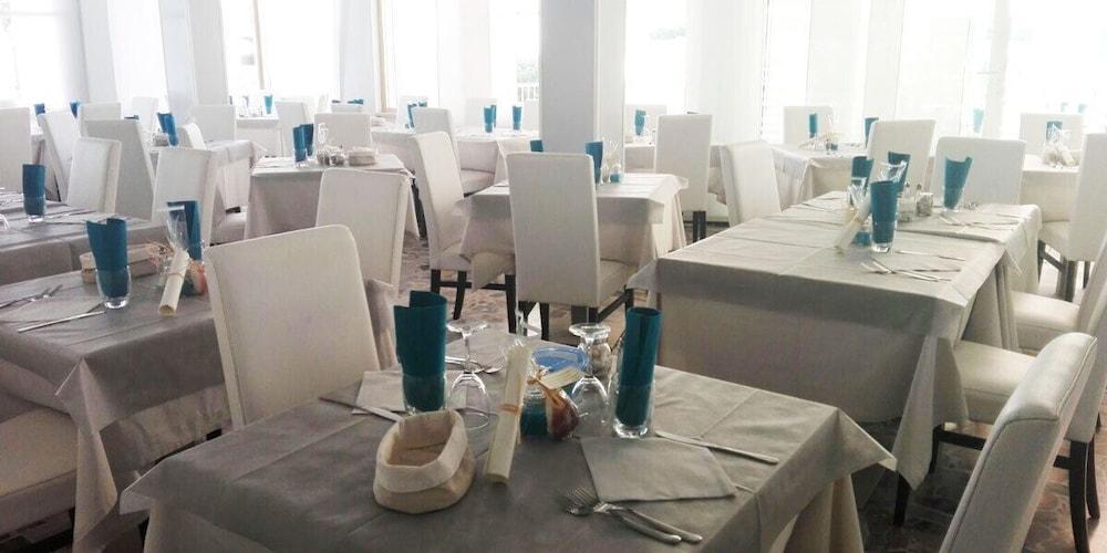 Hotel Ermeti B&B Brunch Риччоне Экстерьер фото
